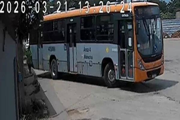 Mulher é atingida por traseira de ônibus após desembarcar do veículo