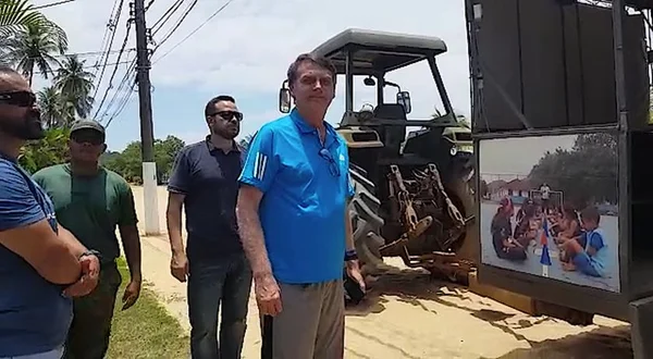 Vídeo. Após lavar roupa em Marambaia, Bolsonaro passeia com filho