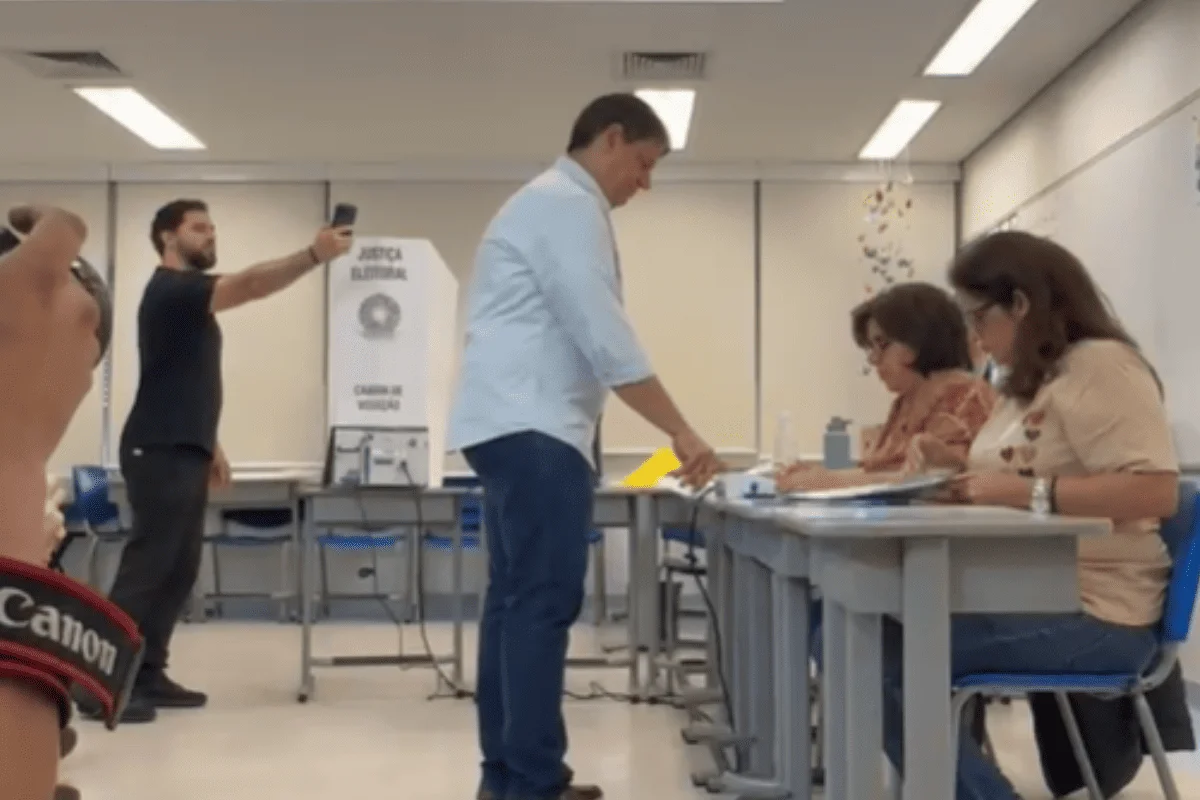 Após votar, Tarcísio diz que missão é ajudar Flávio a fazer um bom governo - imagem 2 Após votar, Tarcísio diz que missão é ajudar Flávio a fazer um bom governo - imagem 2