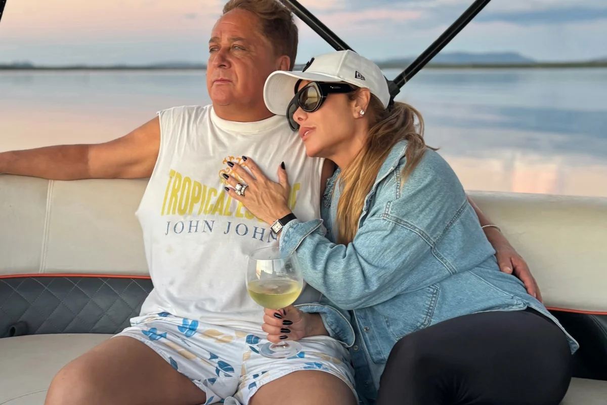 Poliana Rocha e Leonardo posam durante passeio de barco Poliana Rocha e Leonardo posam durante passeio de barco