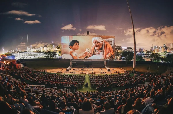 Foto colorida de um cinema a céu aberto - Metrópoles