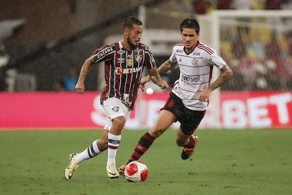 Imagem colorida do duelo entre Flamengo e Fluminense - Metrópoles