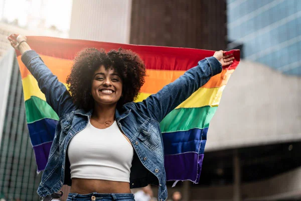 Mulher segurando bandeira LGBTQIA+