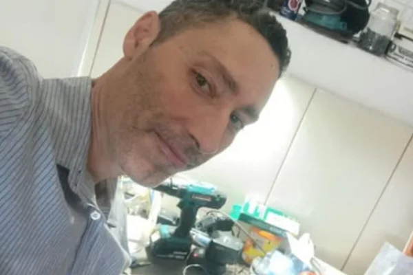 Homem branco sem barba, cabelo curto, com camisa polo cinza clara - Metrópoles