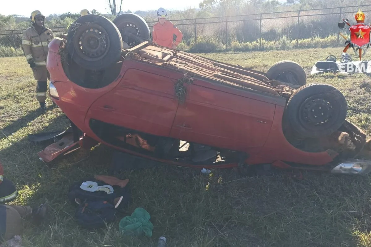 Acidente na BR-040: Carro Capota em Santa Maria e Deixa Dois Feridos