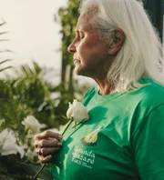 Fafá de Belém posa com uma rosa na mão