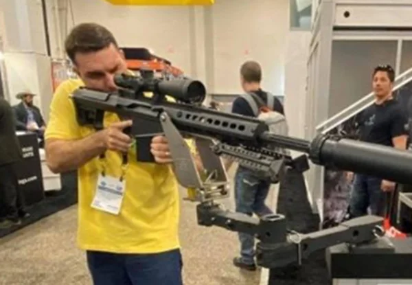 Artilharia do PT volta a 2022 e ataca histórico armamentista de Flávio