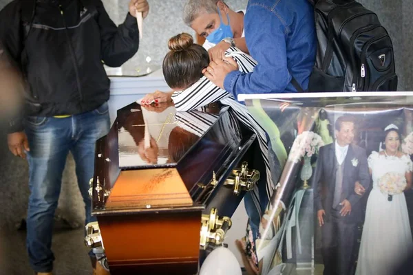 Revolta no adeus a ciclistas mortos por motorista bêbada: “Impunidade”