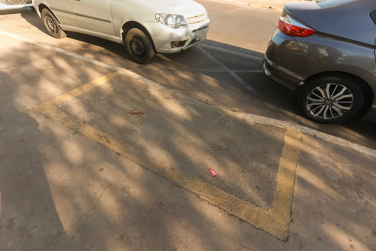 A sinalização apagada faz com que motoristas atrapalhem a rampa de acessibilidade A sinalização apagada faz com que motoristas atrapalhem a rampa de acessibilidade