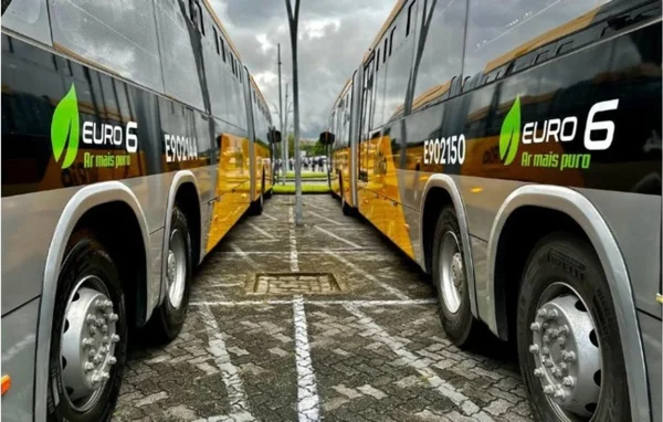 Imagem colorida de ônibus Euro 6 - Metrópoles