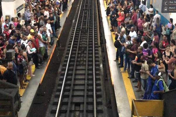 Estação do metrô do Rio de Janeiro lotada