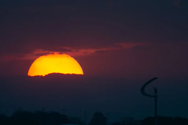 por do sol proximo ao memorial JK dia quente e muito seco temperaturas - Metrópoles