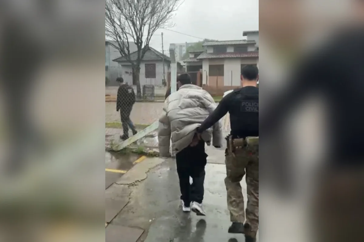 Homem ameaça delegada com arma em vídeo de visualização única