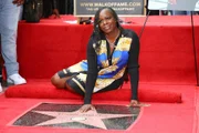 Tupac Shakur recebe estrela na Calçada da Fama. Irmã do rapper se emociona