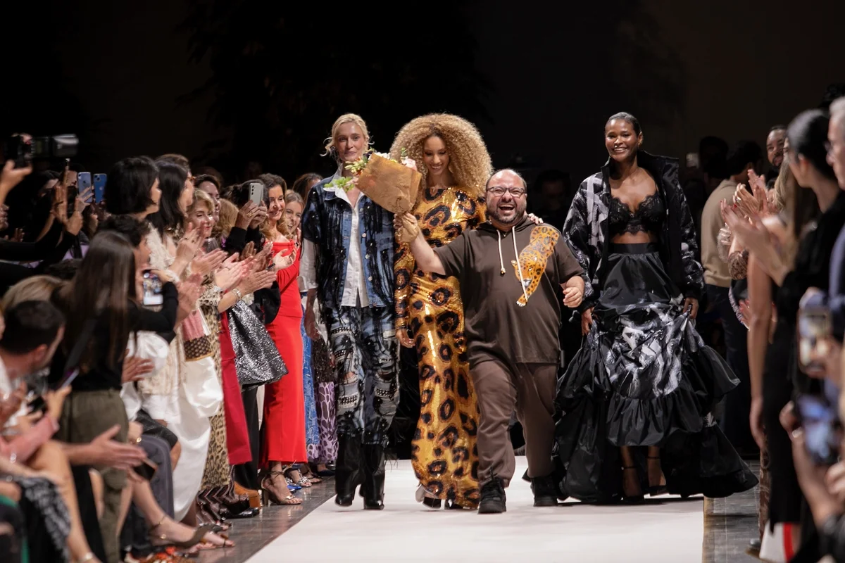 George Azevedo comemora desfile no Catwalk George Azevedo comemora desfile no Catwalk