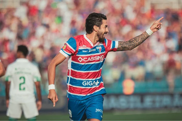 Imagem de Lucero, jogador do Fortaleza, comemorando gol - metrópoles
