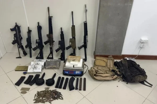 imagem colorida de Fuzis apreendidos em operação, em Lauro de Freitas, na Bahia