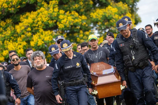 A comandante-geral da PMDF coronel Ana Paula Barros Habka acompanha o cortejo funeral policial militar PMDF Yago Monteiro morto por um colega dentro da viatura em brasilia - metrópoles