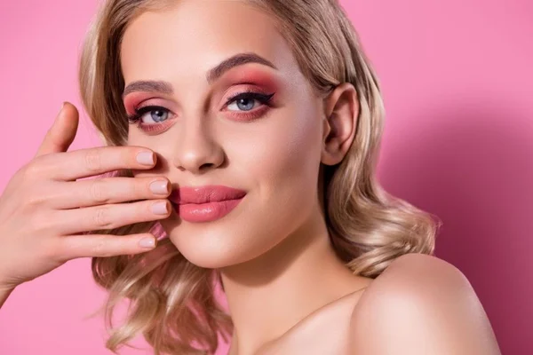pele de barbie, mulher loira usando tons rosas- Metrópoles