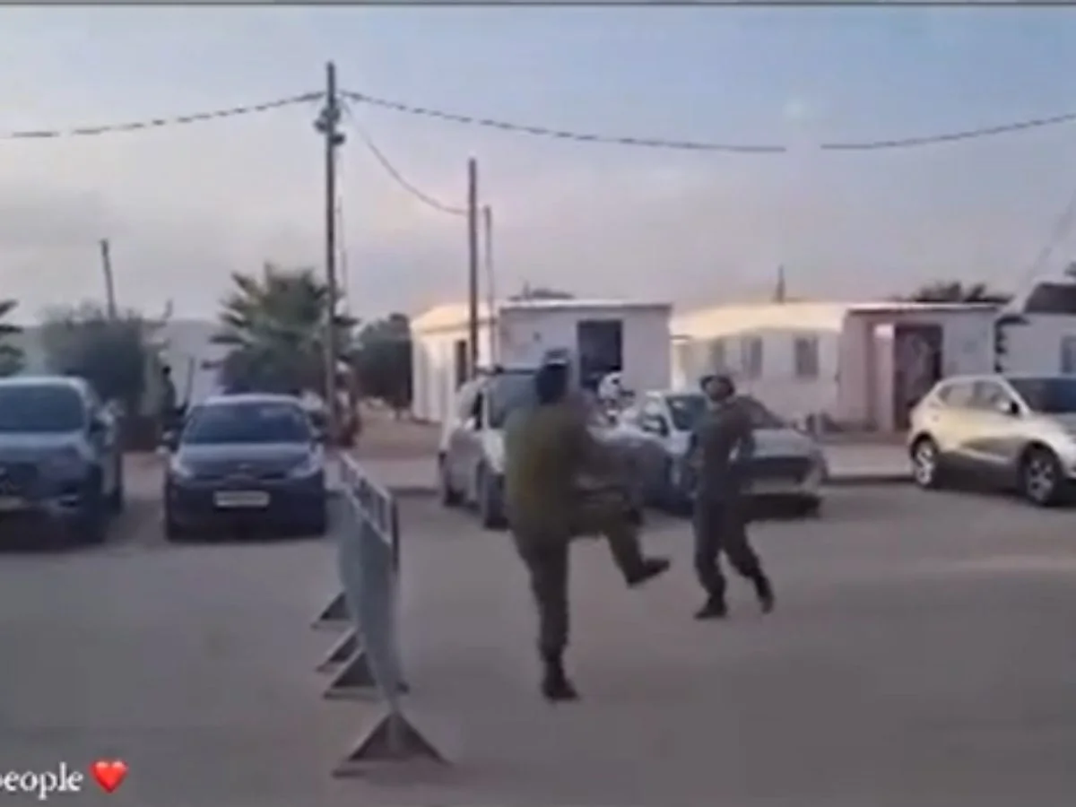 Soldados do Exército de Israel jogam futevôlei em base militar Soldados do Exército de Israel jogam futevôlei em base militar