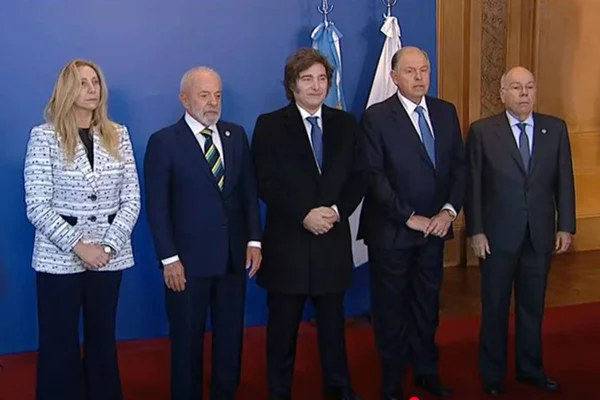 Foto colorida dos presidentes Lula e Javier Milei no Mercosul - Metrópoles