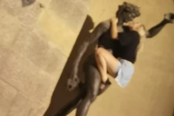 Turista sobe em estátua de Baco de Giambologna - Metrópoles