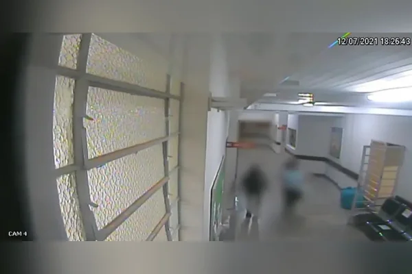 Vídeo: câmeras flagram jovem tentando fugir com bebê de hospital no PR