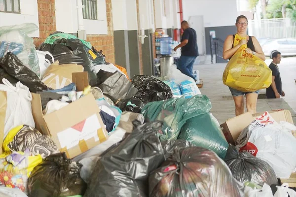 Fundo para de receber doações ao litoral e pede ajuda de voluntários