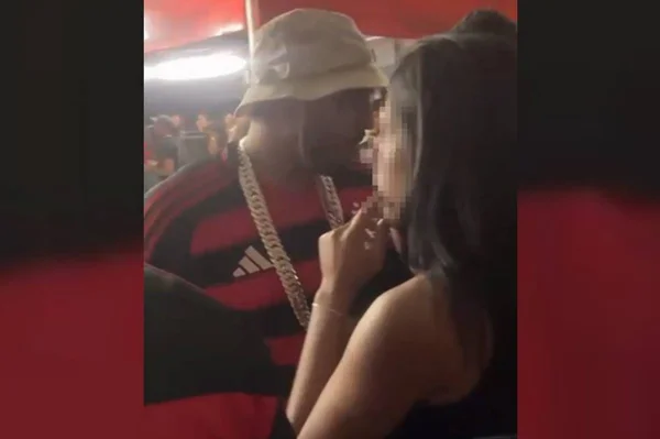 casal em festa do Flamengo