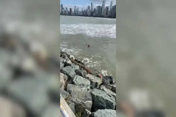 Imagem colorida, policial se lança ao mar e salva criança arrastada pela correnteza- Metrópoles