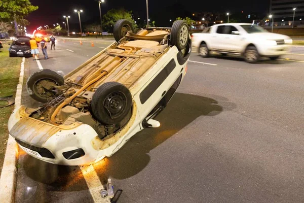 carro capotado