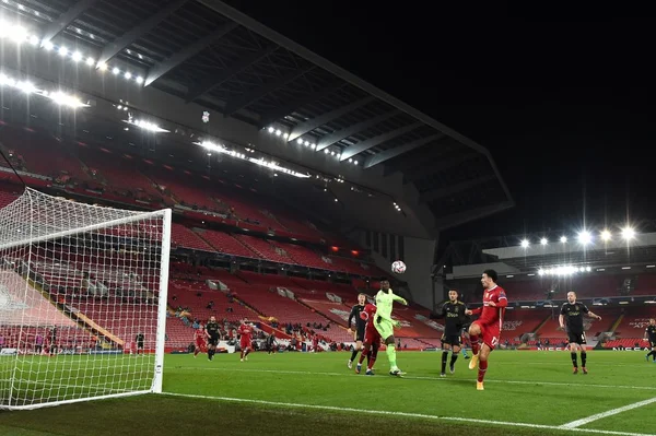 Liverpool avança na Champions