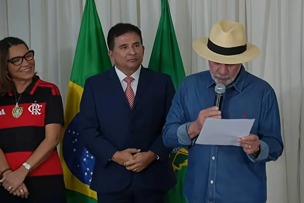 A primeira-dama Janja (a esquerda) com a medalha de Nossa Senhora A primeira-dama Janja (a esquerda) com a medalha de Nossa Senhora