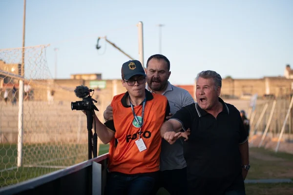 Ari de Almeida e Vilson de Sá, presidente e diretor de futebol do Ceilândia, agridem o vídeomaker do Jacaré, Luã Tomasson, assim como o fotógrafo do Metrópoles, Hugo Barreto