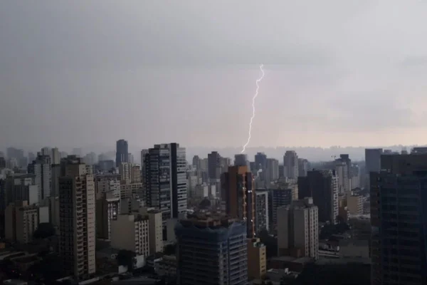 Imagens coloridas mostram raio caindo sobre a cidade de São Paulo durante tempestade