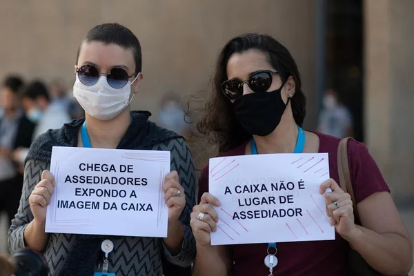protesto em frente a caixa contra assédio sexual
