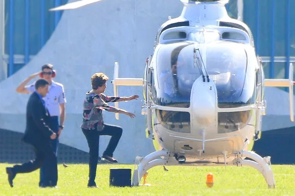 Dilma chega no Rio Grande do Sul, avião muda destino e pousa em Canoas