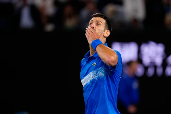 Novak Djokovic comemorando - Metrópoles