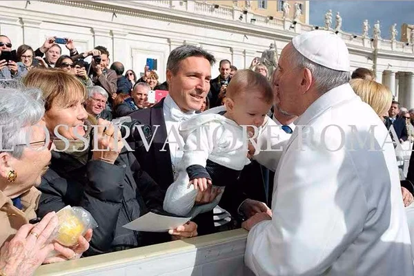 Bebê de Brasília é abençoado pelo papa Francisco em Roma
