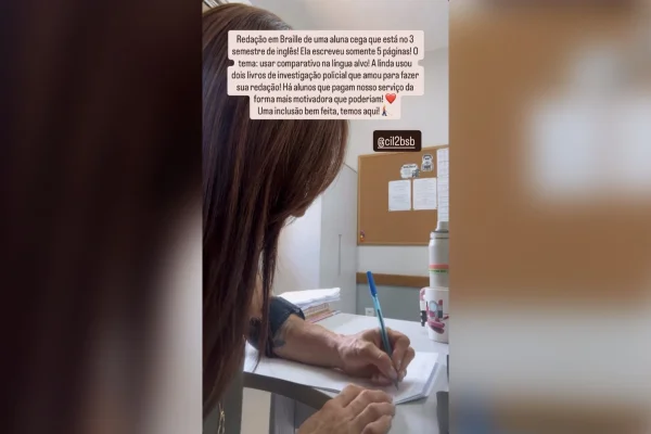 Aluna cega do DF escreve, em Braille, redação de inglês com 5 páginas