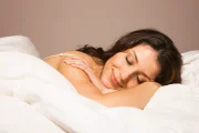 Um desses hábitos é ter boas noites de sono. Dormir bem é necessário para manter a saúde mental. Alguns estudos sugerem que pessoas com insônia são até dez vezes mais propensas a ter depressão