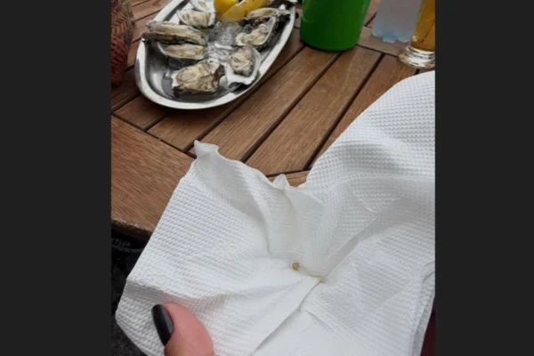 Cliente de restaurante em Cananeia (SP) encontrou pérola em ostra exótica - Metrópoles
