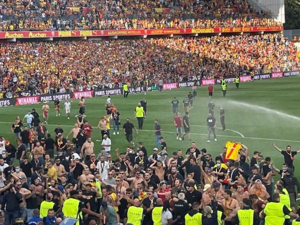 Torcida mandante invade gramado e tenta brigar com visitantes na França: veja