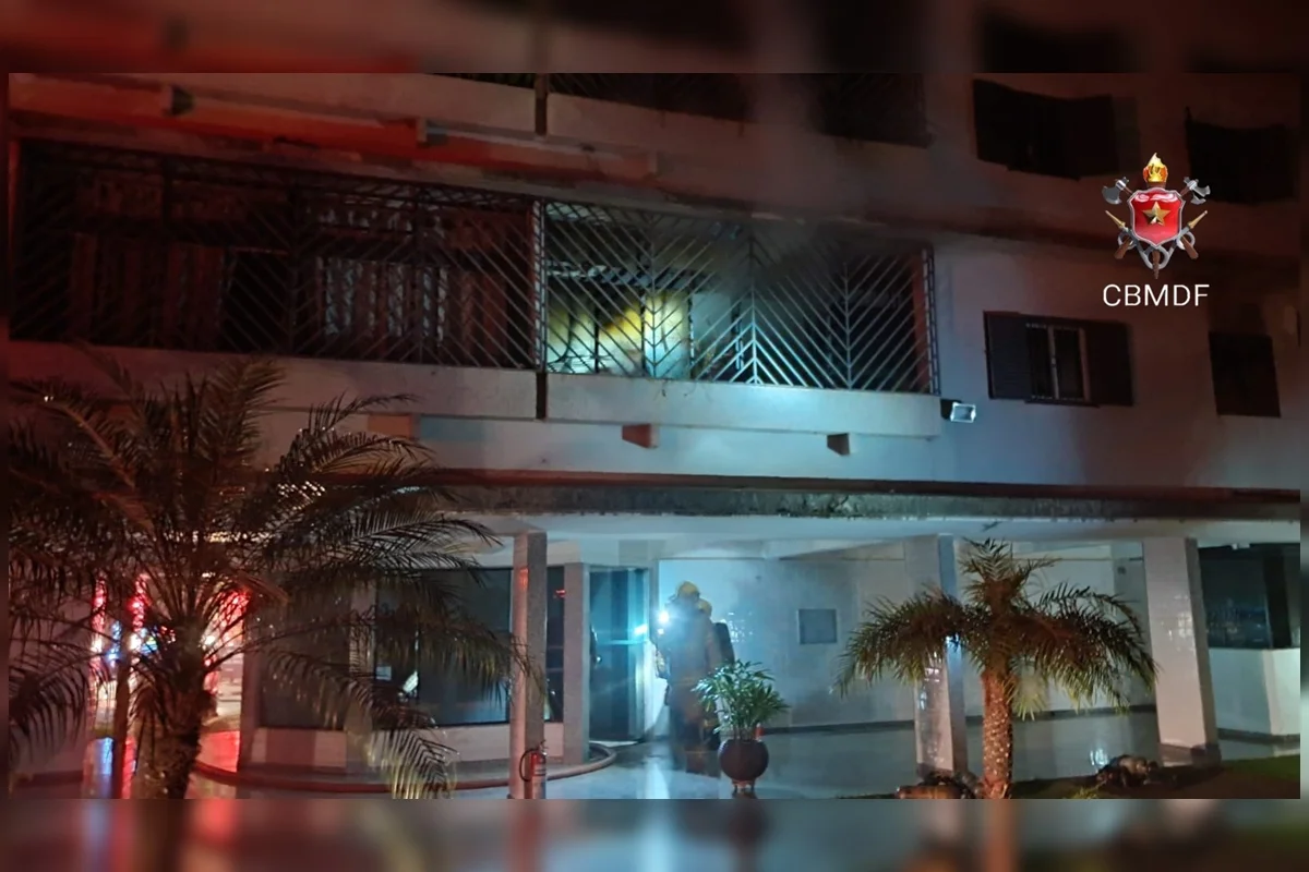 Incêndio atingiu um apartamento com dois moradores dentro Incêndio atingiu um apartamento com dois moradores dentro