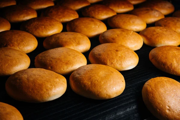 pães dourados no forno