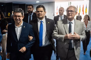 O presidente do Senado, Davi Alcolumbre (União-AP), ladeado pelo líder do governo no Congresso, Randolfe Rodrigues (PT-AP), e do ex-presidente da Casa Renan Calheiros (MDB-AL). Eles saíram abraçados após votação realizada com o fim do motim bolsonaristas.