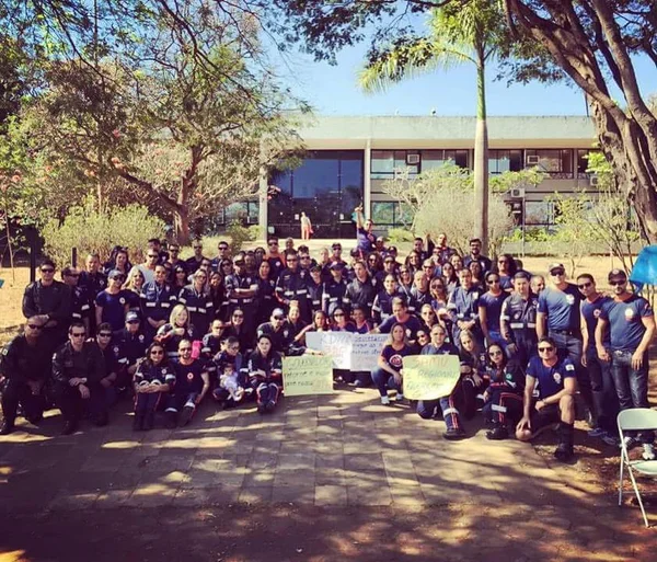 Servidores do Samu fazem protesto por gratificação