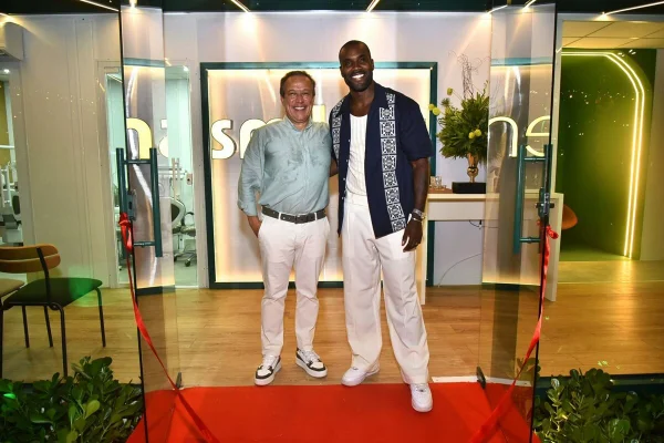 Rafael Zulu e o sócio durante a inauguração de sua clínica odontológica - Metrópoles