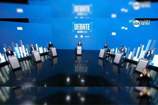 imagem colorida mostra candidatos à prefeitura de sp posicionados atrás de púlpitos no debate do sbt - metrópoles