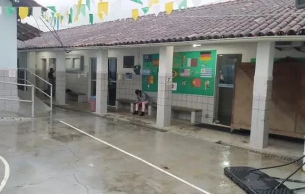 imagem de escola estadual que abriga vítimas das chuvas fortes
